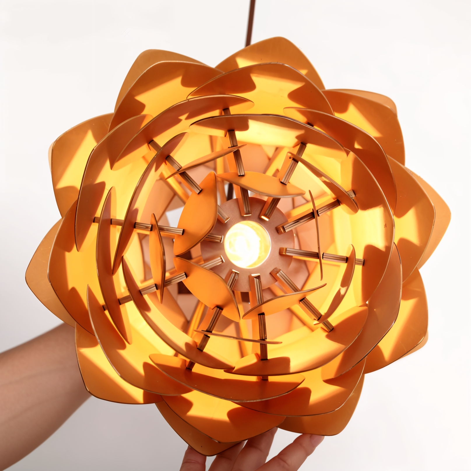 Rustikale Kiefernzapfen-Hängeleuchte - Handgefertigte Kiefernzapfen-Lampe