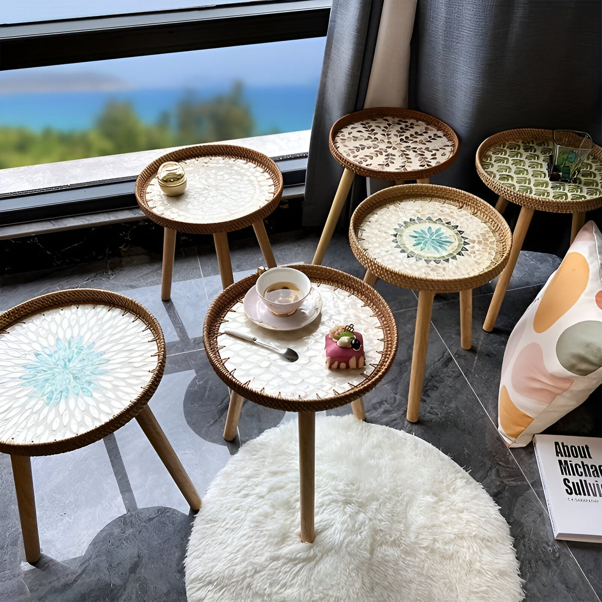 Scandi Couchtisch – Runder Couchtisch in Rattan-Optik mit Mosaik-Tischplatte