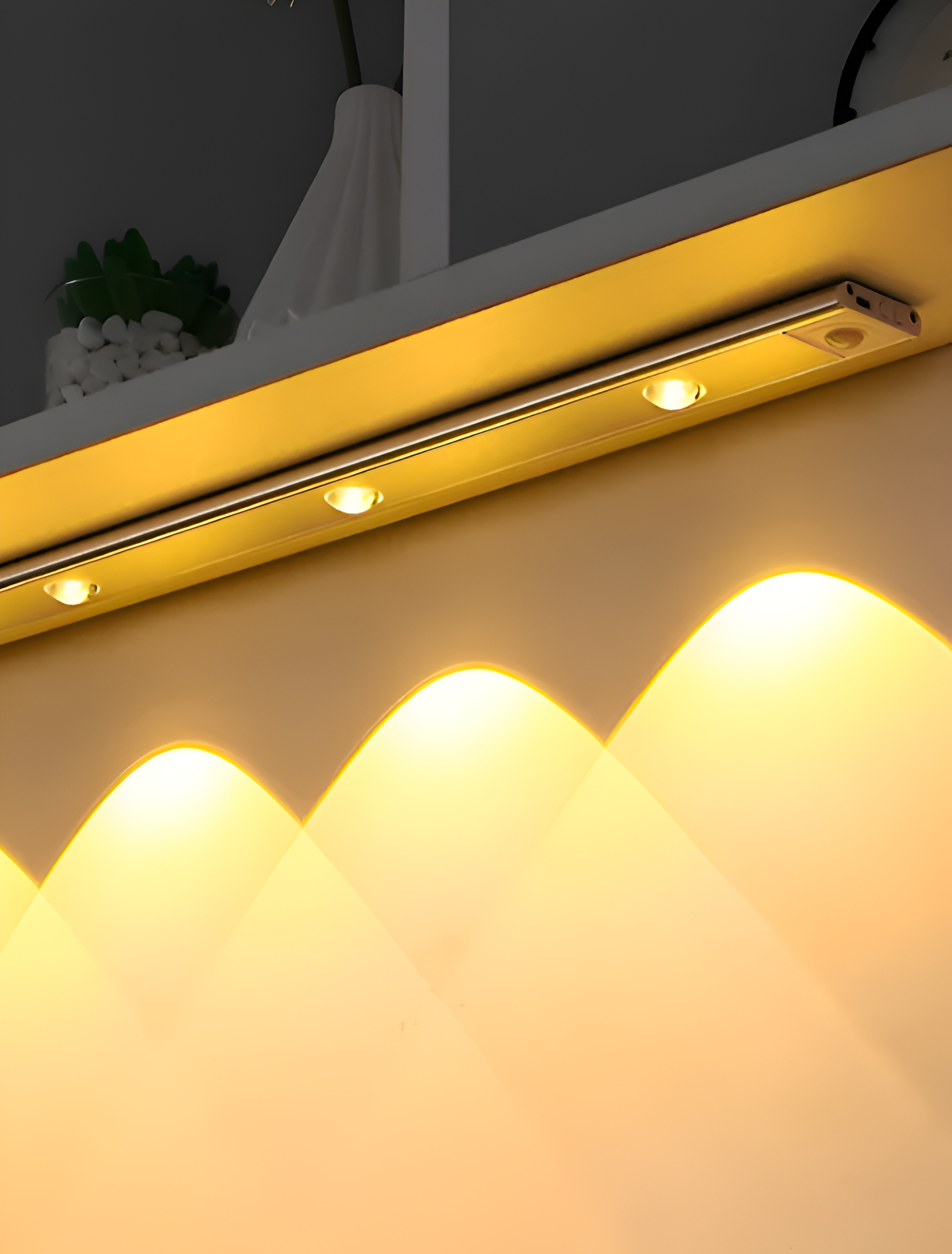 SensoBeam LED Strip - Ultradünne, USB Wiederaufladbare Aluminium Wandleuchte mit PIR Sensor