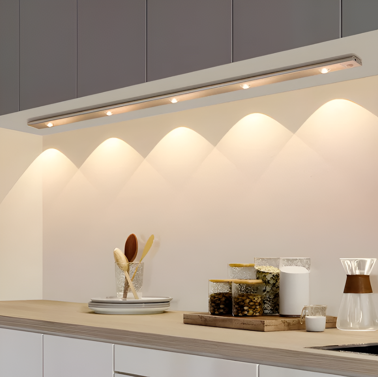 SensoBeam LED Strip - Ultradünne, USB Wiederaufladbare Aluminium Wandleuchte mit PIR Sensor