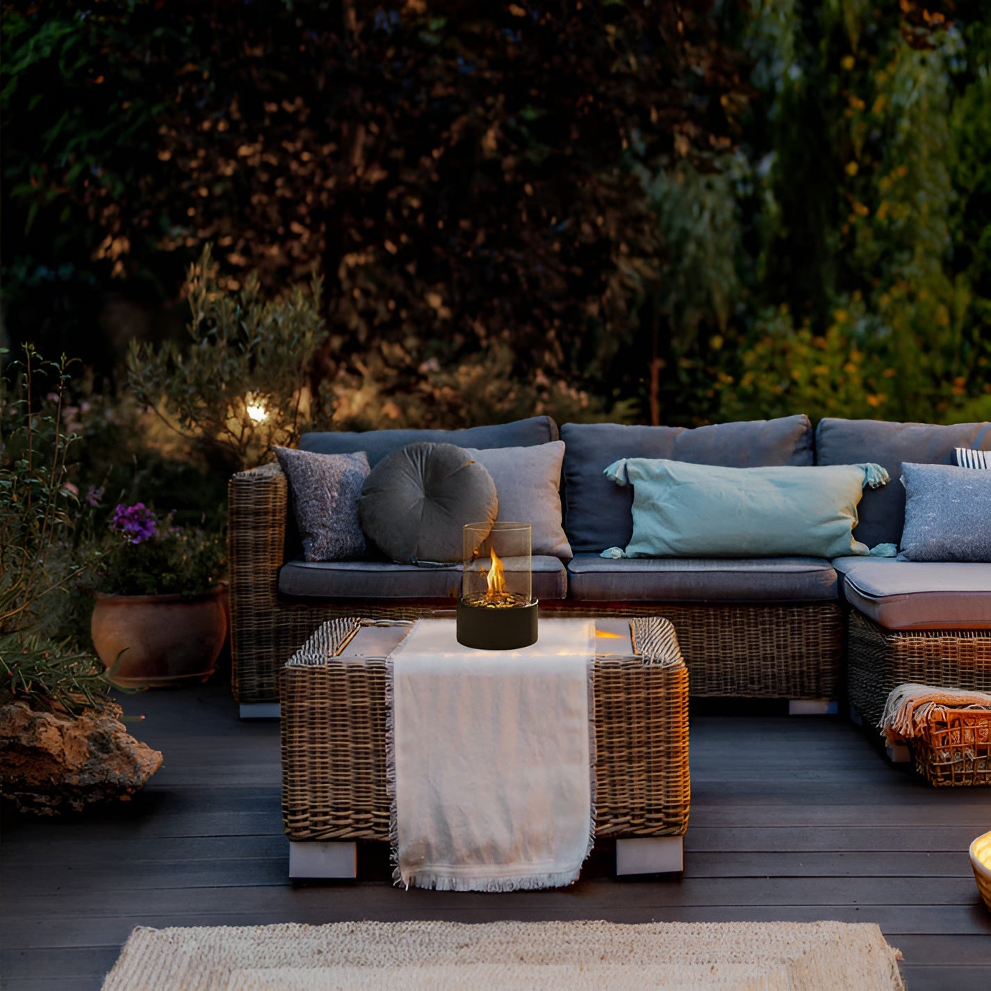 SleekFlame Tischkamin - Stilvolle schwarze Metallbasis Tischfeuer Outdoor