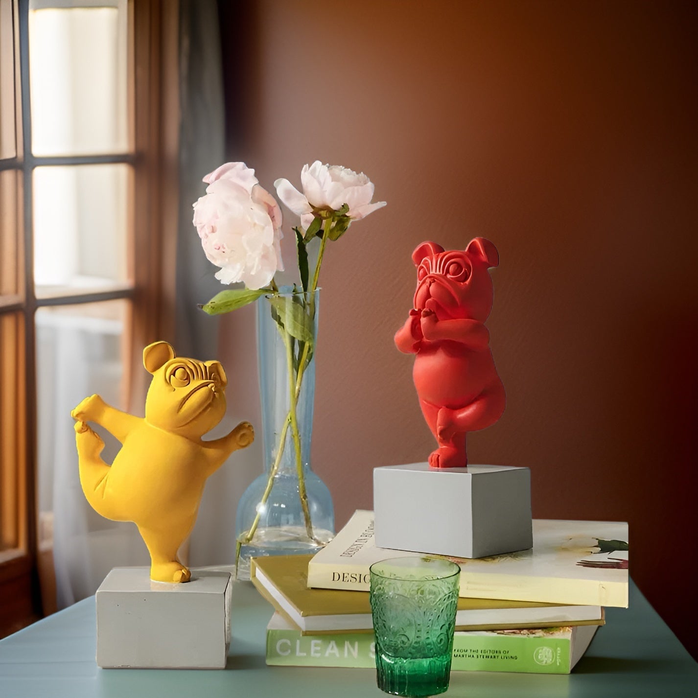 Yoga Paws - Abstrakte Yoga-Bulldogge Figur für verspielte Haushalte