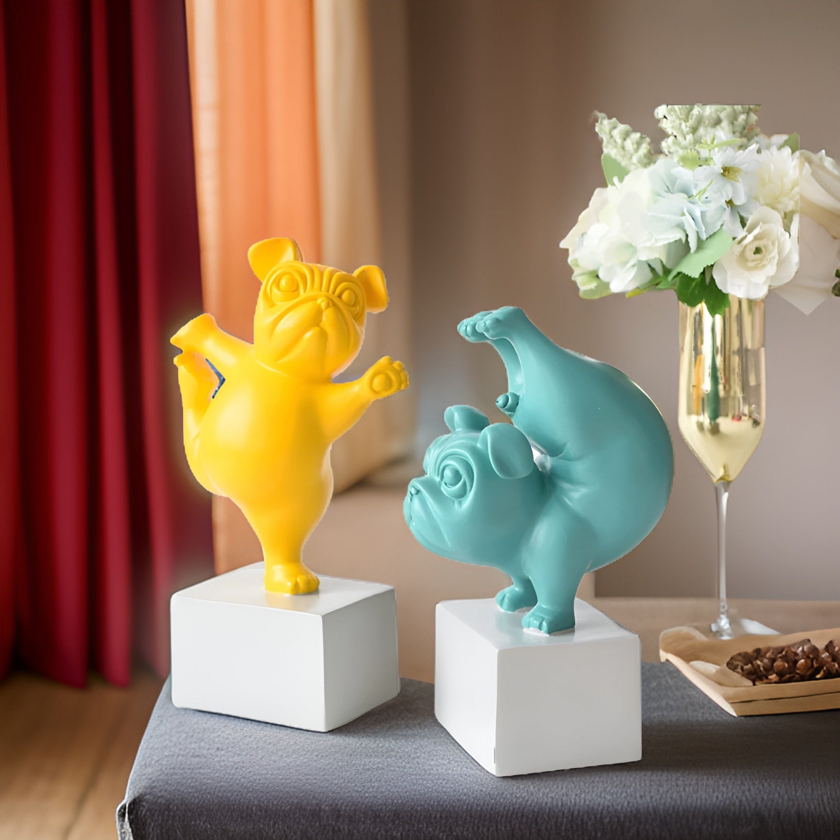 Yoga Paws - Abstrakte Yoga-Bulldogge Figur für verspielte Haushalte