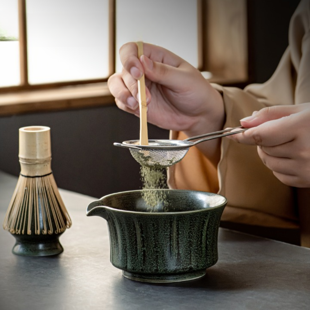 Japanisches Matcha Tee Set - 6-teilig - Keramik Matcha Schale, Bambusbesen, Sieb & Löffel - Geschenkset