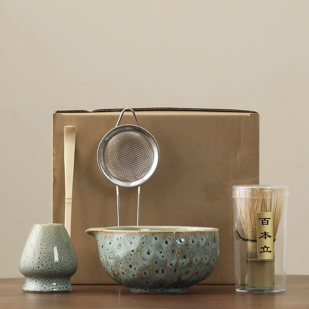 Authentisches Japanisches Tee-Set für Matcha – 5-tlg. Zubehör mit handgefertigter Keramikschale, Sieb & Bambuslöffel