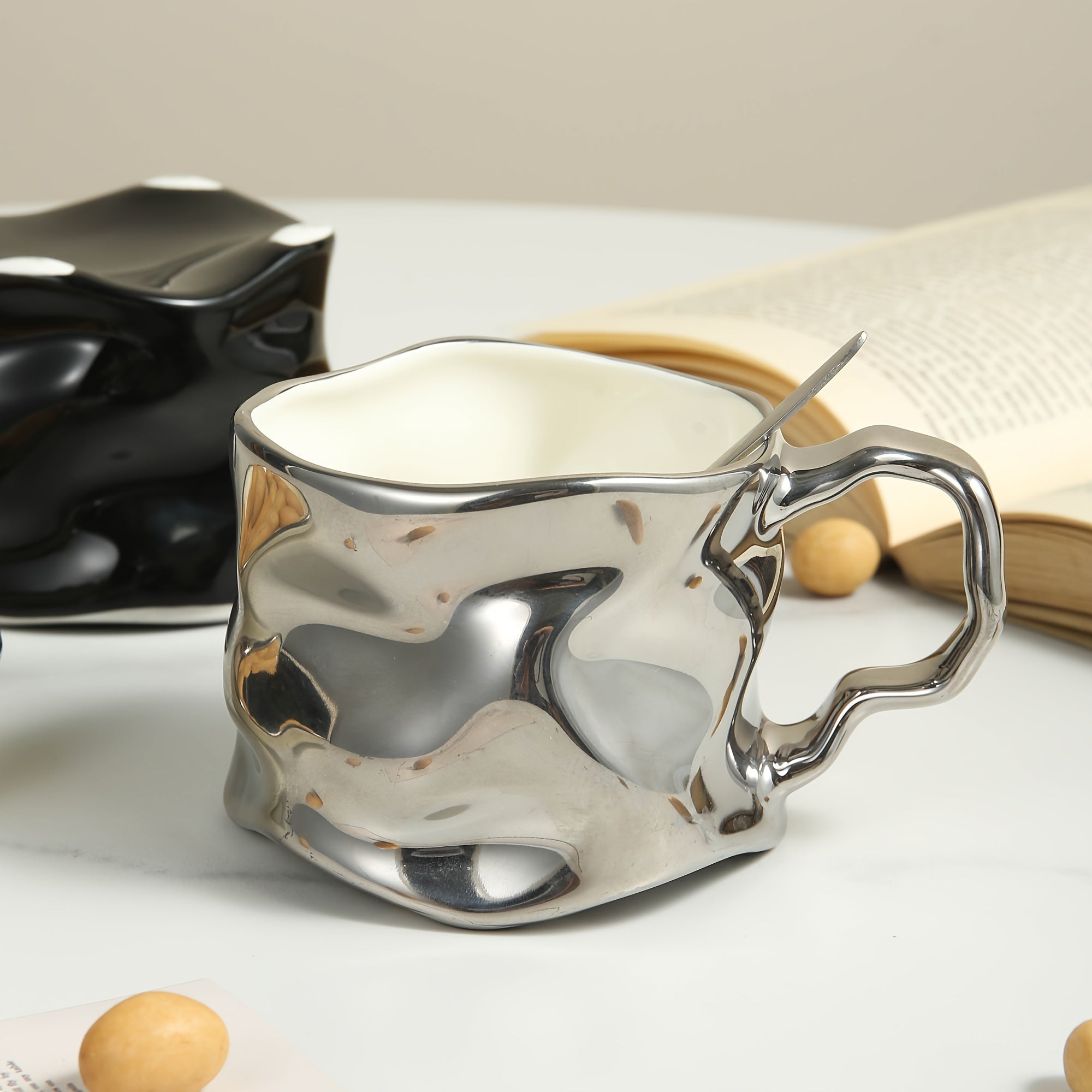 Kreative Keramiktasse - Zerknittertes Design in Schwarz und Silbergrau für Büro und Zuhause 1