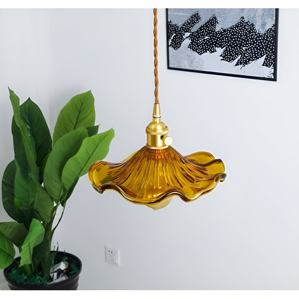 Lebendige Glas Pendelleuchte mit Kupferakzenten - Elegante Wohnkultur