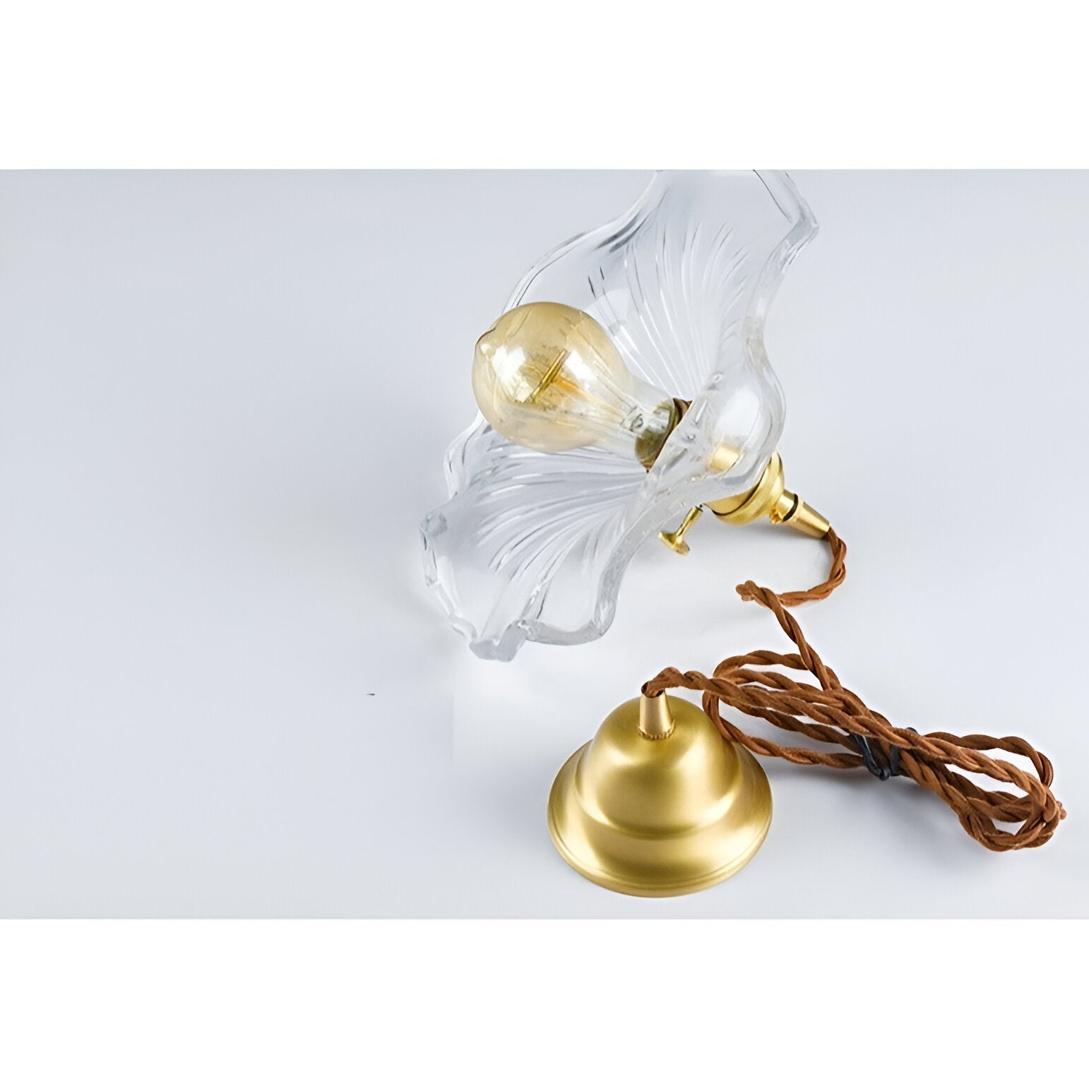 Lebendige Glas Pendelleuchte mit Kupferakzenten - Elegante Wohnkultur