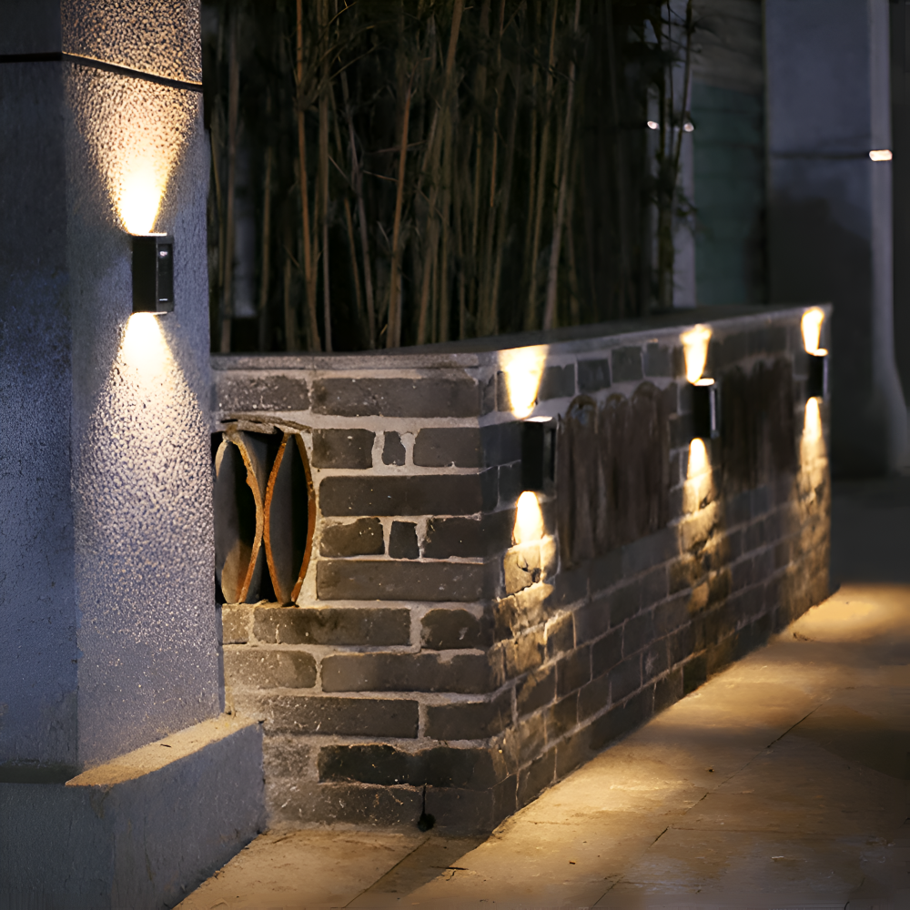 LumiSun Solar-Wandleuchte - Solarbetriebene Außenlampe mit Zwei Strahlen