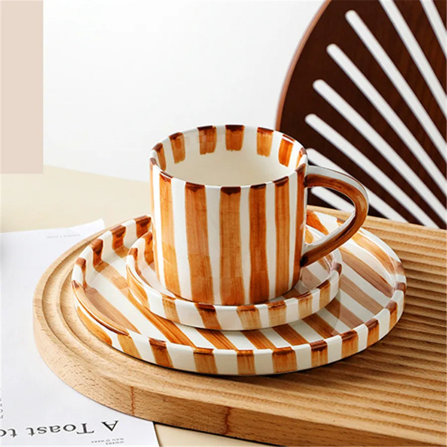Minimalistisches Handgezeichnetes Tassen- und Tellerset - Keramische Streifen in Weiß für Kaffee und Tee 0
