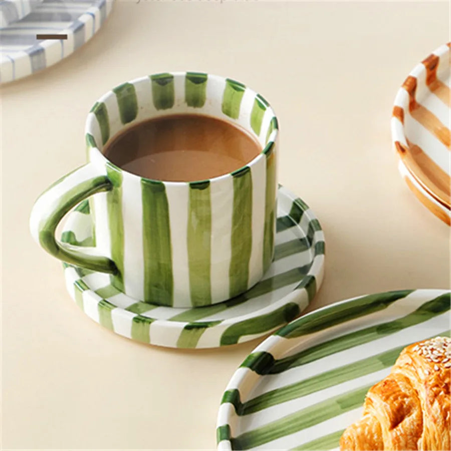 Minimalistisches Handgezeichnetes Tassen- und Tellerset - Keramische Streifen in Weiß für Kaffee und Tee 1