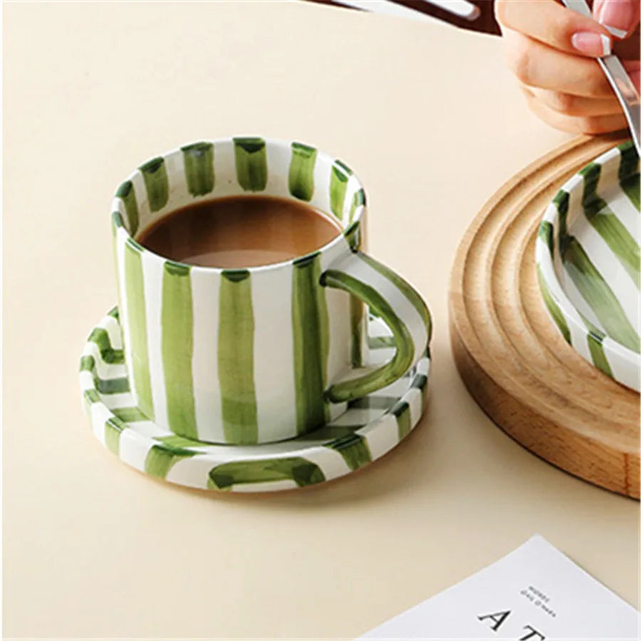 Minimalistisches Handgezeichnetes Tassen- und Tellerset - Keramische Streifen in Weiß für Kaffee und Tee 2