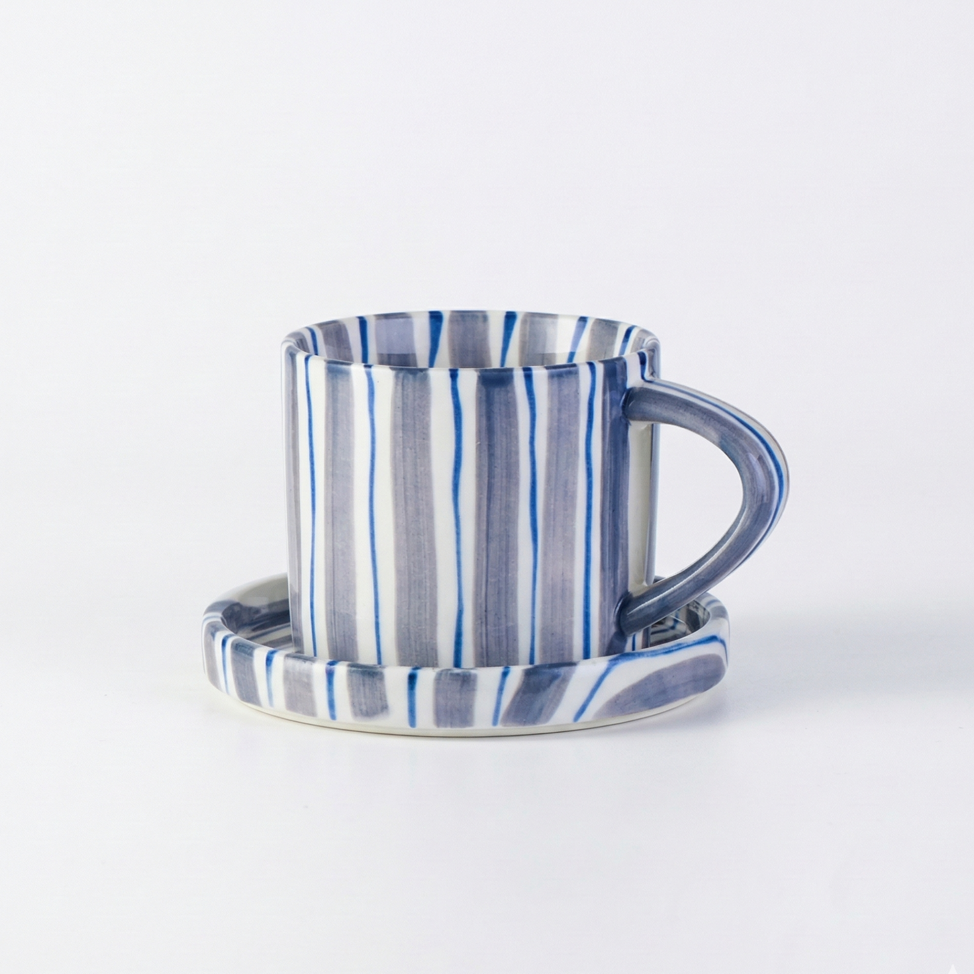 Minimalistisches Handgezeichnetes Tassen- und Tellerset - Keramische Streifen in Weiß für Kaffee und Tee