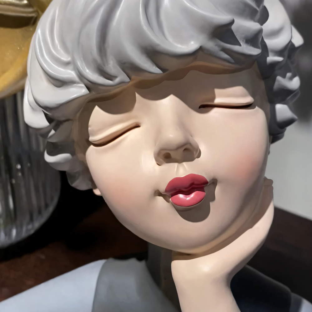 Missy Statuen - Elegante Mädchenfiguren aus Harz mit Haarschleife