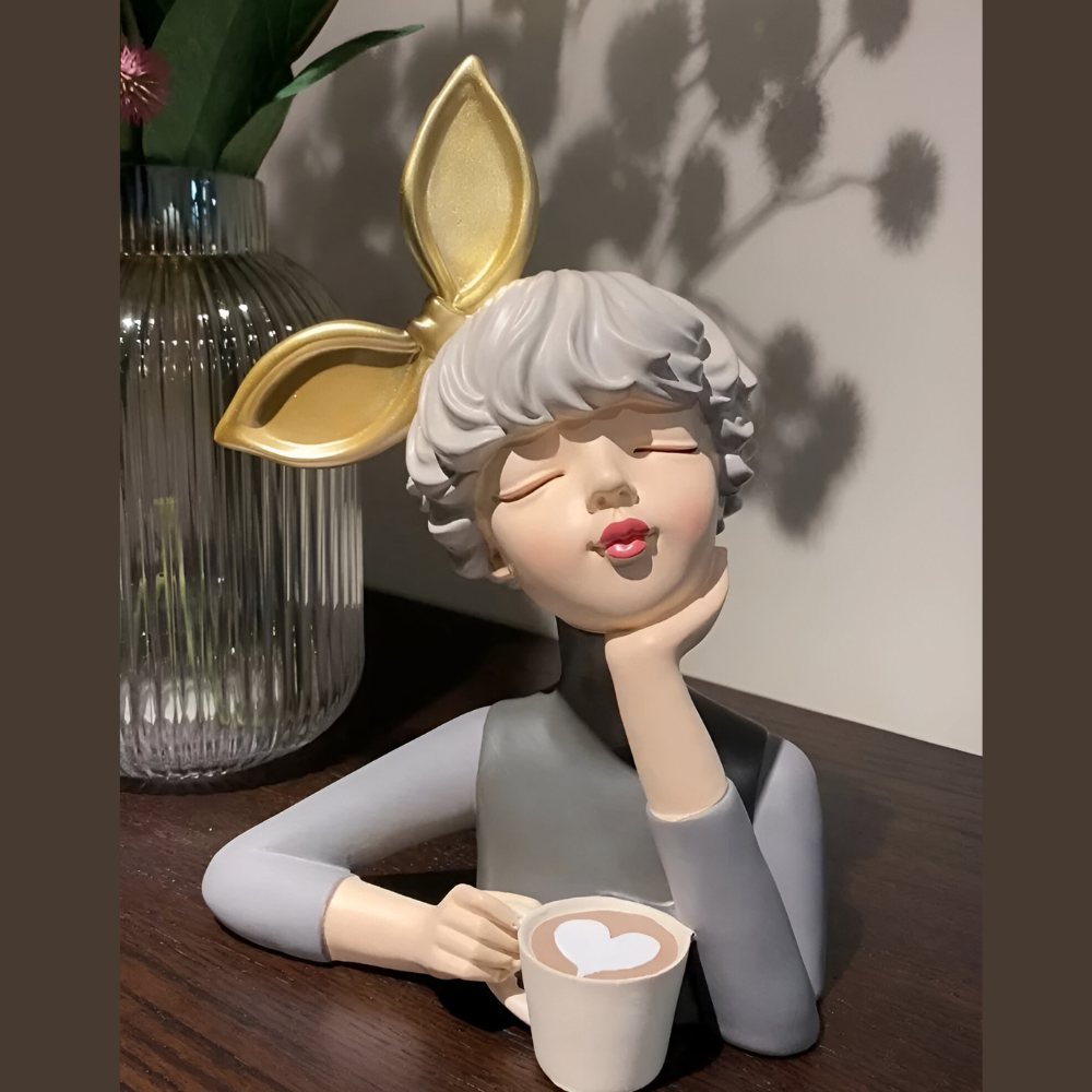 Missy Statuen - Elegante Mädchenfiguren aus Harz mit Haarschleife