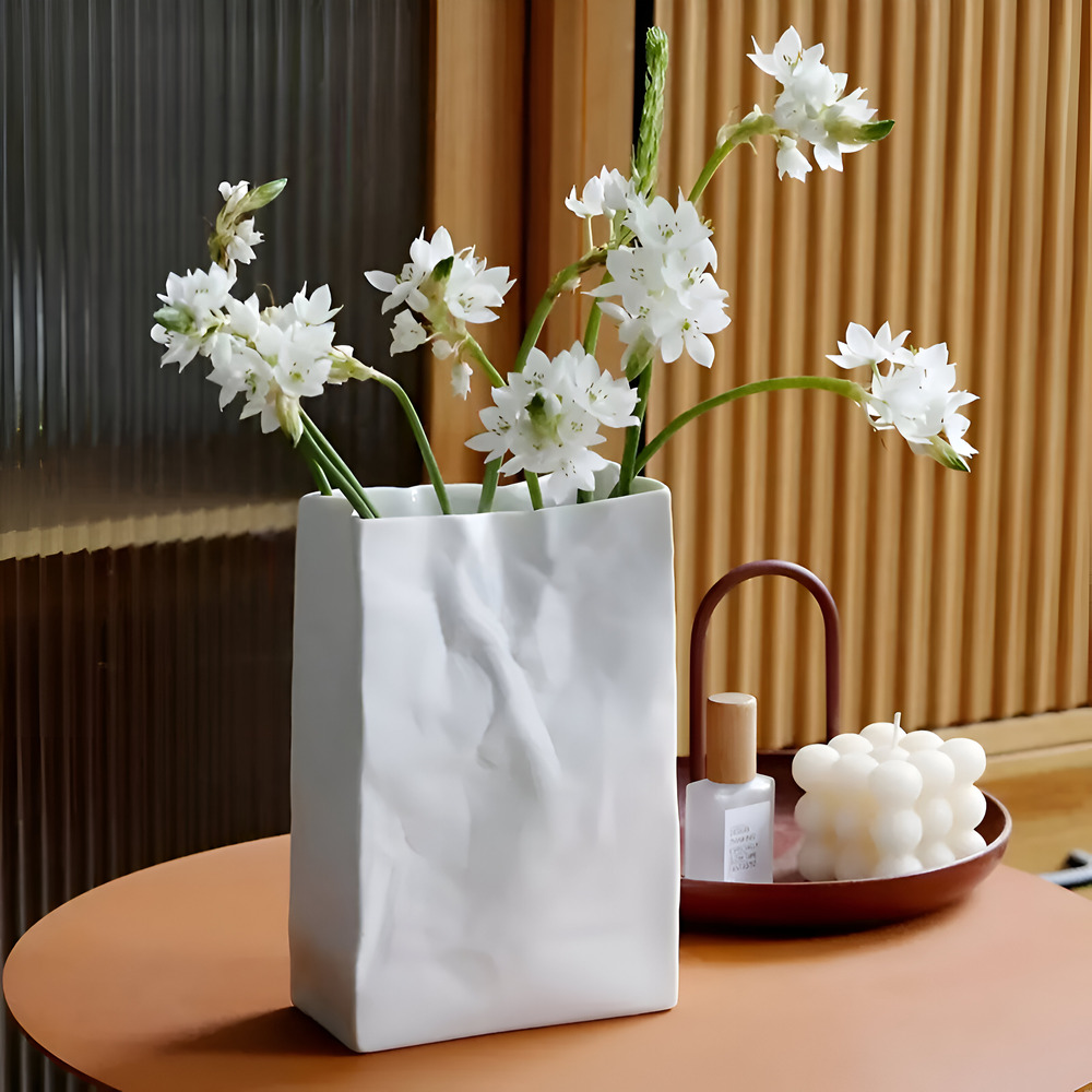 Moderne Keramikvase im Papierbeutel-Look – Stilvolle Dekoration für zeitgemäße Wohnräume