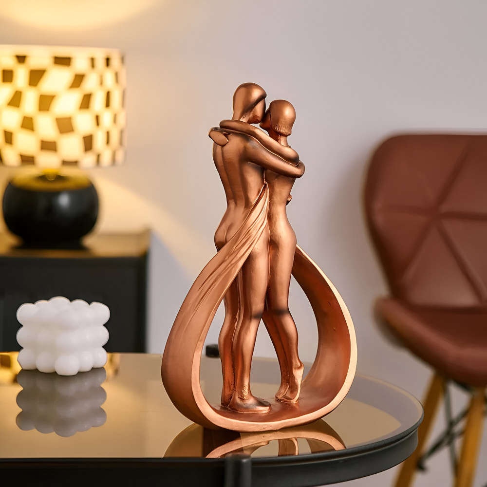 Moderne Harz Pärchenfigur - Umarmende und Küssende Liebes Dekofiguren