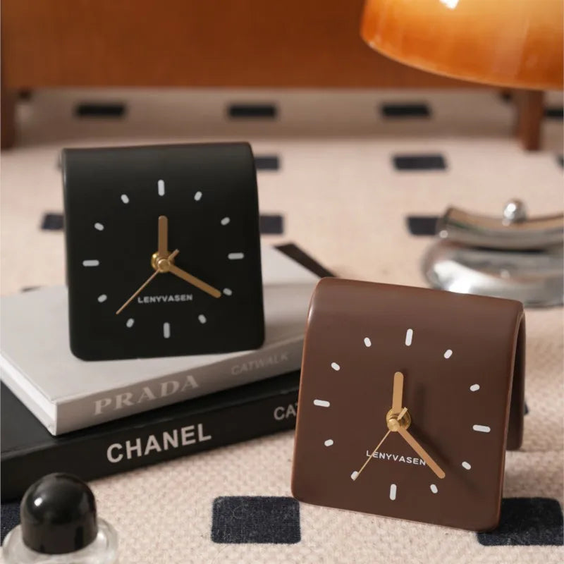 Moderne Keramik Schreibtischuhr - Mattbraun Elegantes Design für Ruhe und Stil 2
