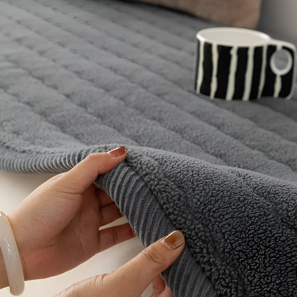 PolyesPlush - Weicher, Rutschfester und Haustierfreundlicher Sofa Cover