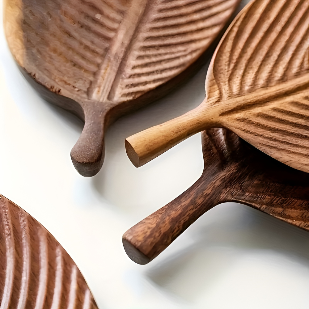 Serviertablett aus Akazienholz in Blattform mit Griff – Holzplatte für Obst & Sushi