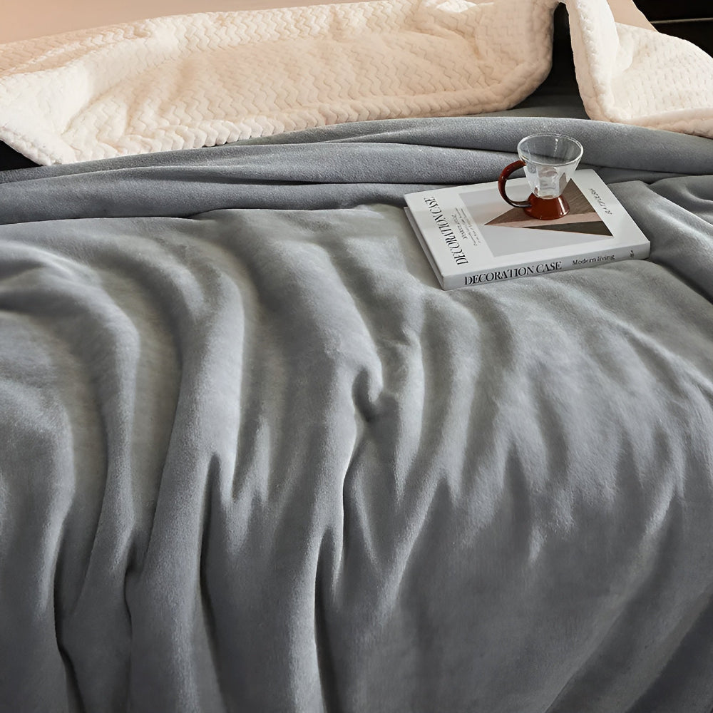ThickPlush Bettdecke - Hochwertige Weiche Dreilagige Gesteppte Fleece Bettdecke