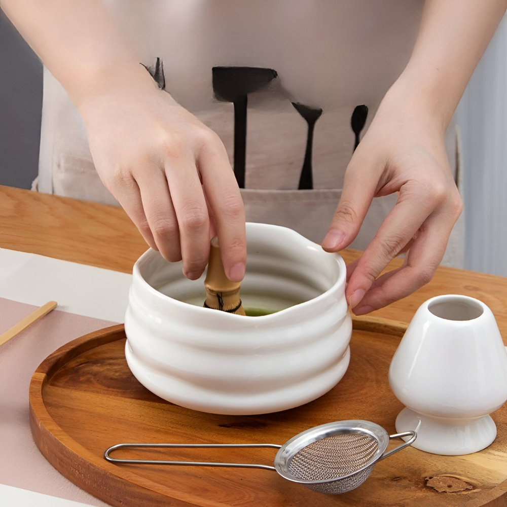 Weißes 5-teiliges Matcha Set aus Keramik & Bambus – Schale mit Ausgießer, Besen, Halter & Sieb – Japanisches Teezubehör