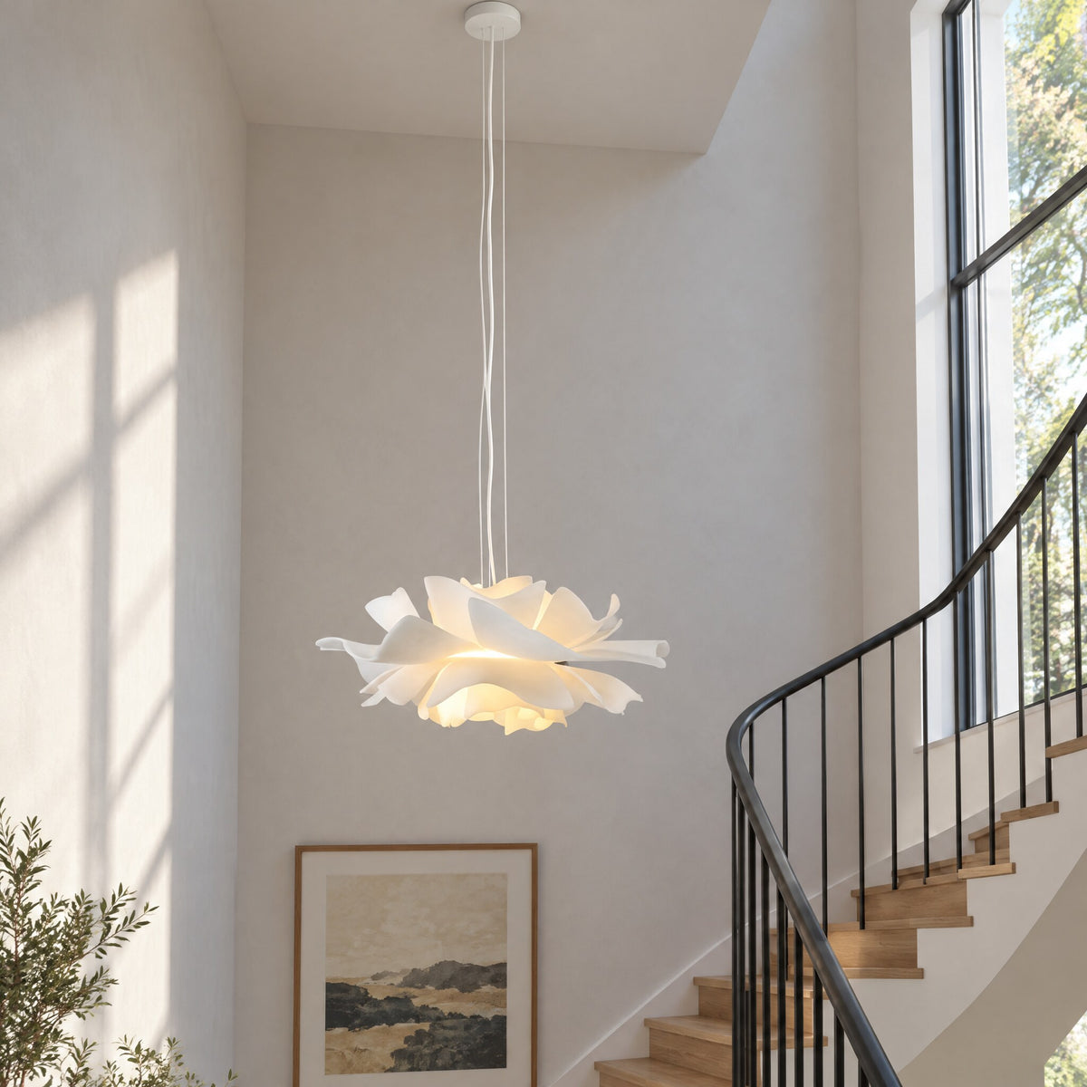 Blüten Pendelleuchte mit langem Kabel im offenen Treppenhaus