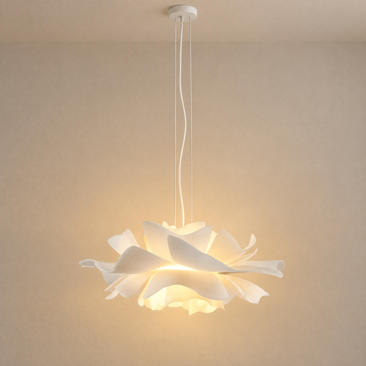 Blüten Pendelleuchte mit warmweißem Licht, Baldachin und lange Abhängung sichtbar