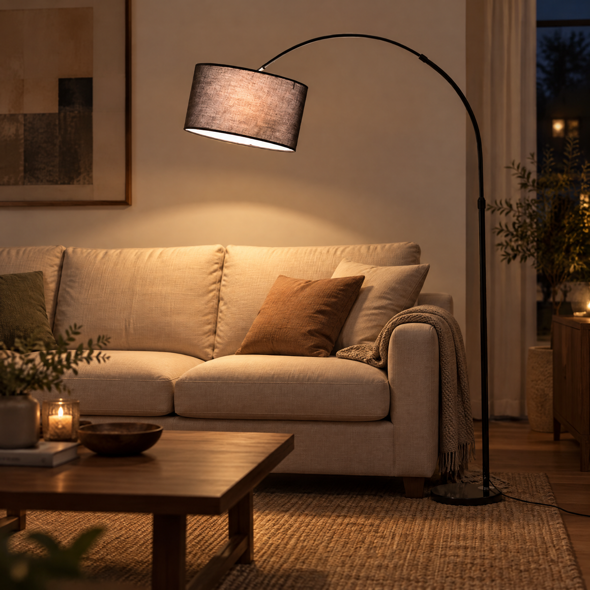 Bogenlampe mit grauem Textilschirm über einem hellen Leinensofa im abendlichen Wohnzimmer