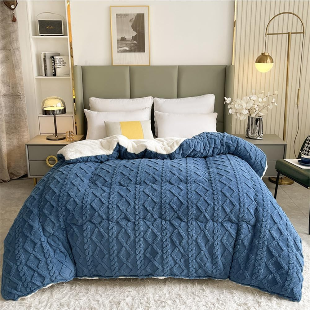 Blaue Winterbettdecke ausgebreitet auf dem Bett