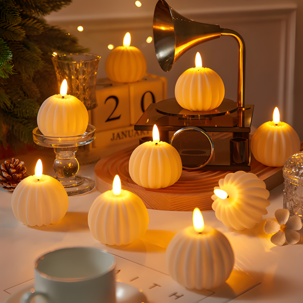 LED Kerzen in Kürbisform als Herbstdekoration auf dem Tisch