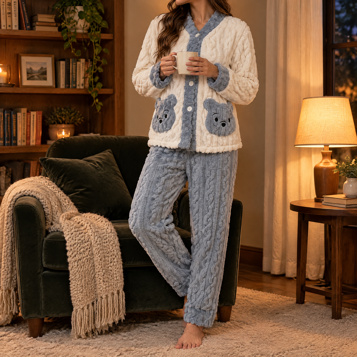 Flanell Pyjama Damen mit Knopfjacke in Creme und Blau, Frau steht in der Leseecke
