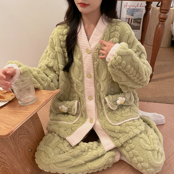 Flanell Pyjama Damen in Grün mit cremefarbener Knopfleiste, Blumentaschen und grüner Hose