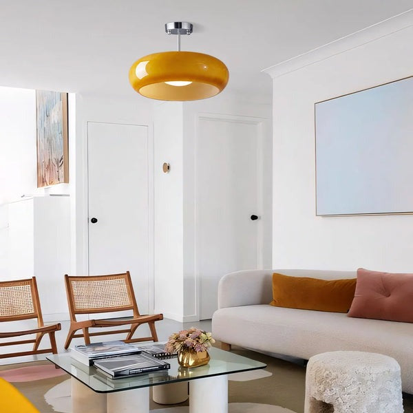 Glas Deckenleuchte in Chrom und Orange im Wohnzimmer über Sofa und Sesseln