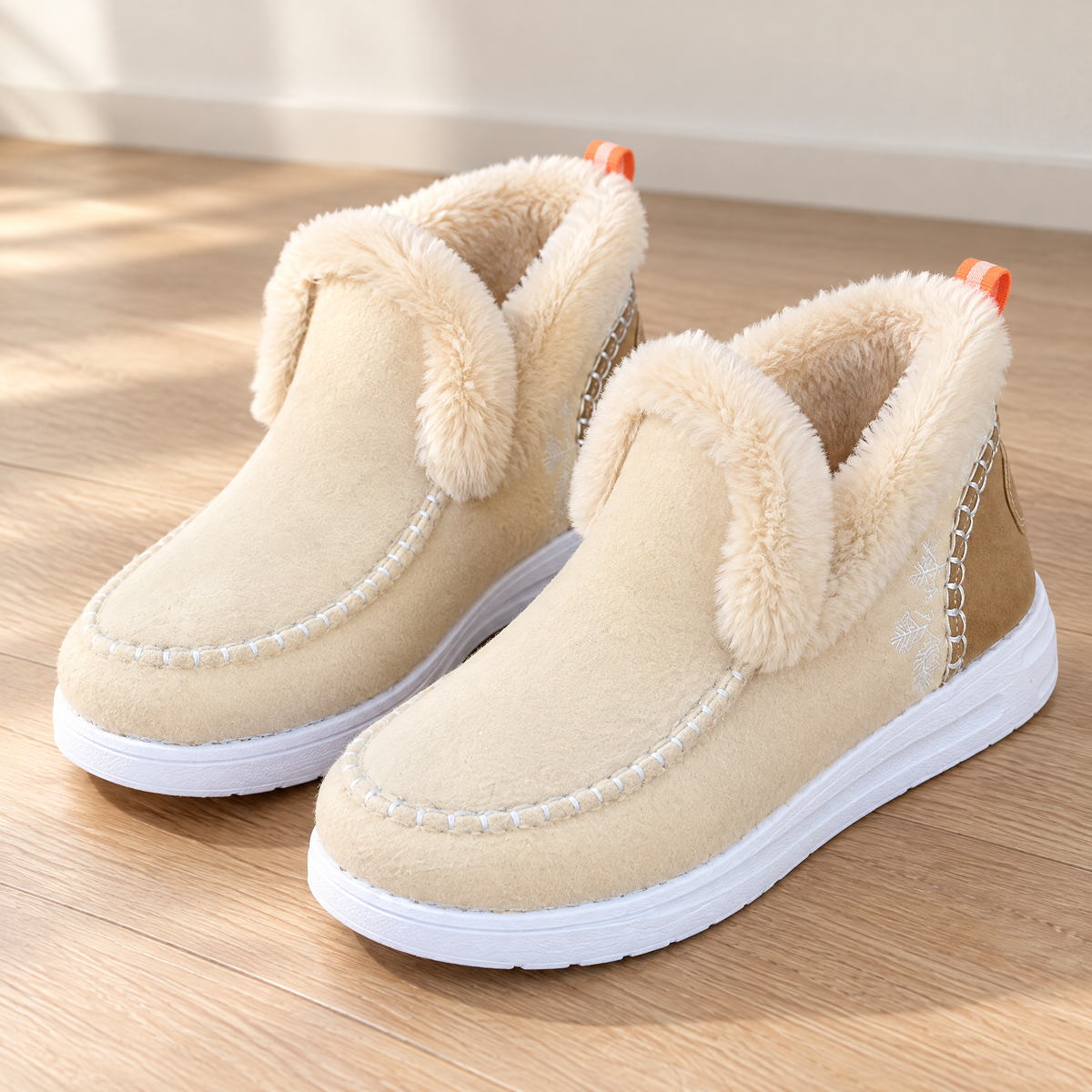 Hausschuhe Damen in Beige mit Kunstfellkragen auf hellem Holzboden