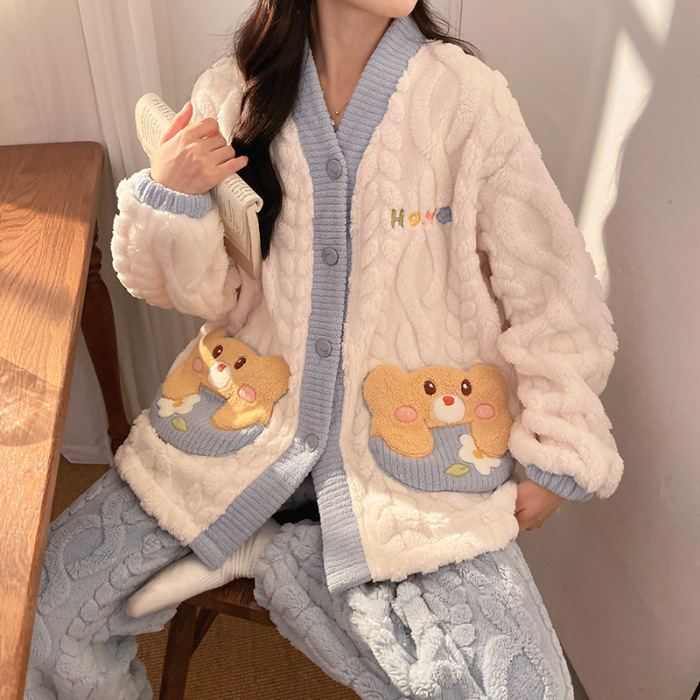 Flanell Pyjama Damen in Creme und Blau mit Teddy-Applikationen an den Taschen, Stickerei Home und blauer Hose