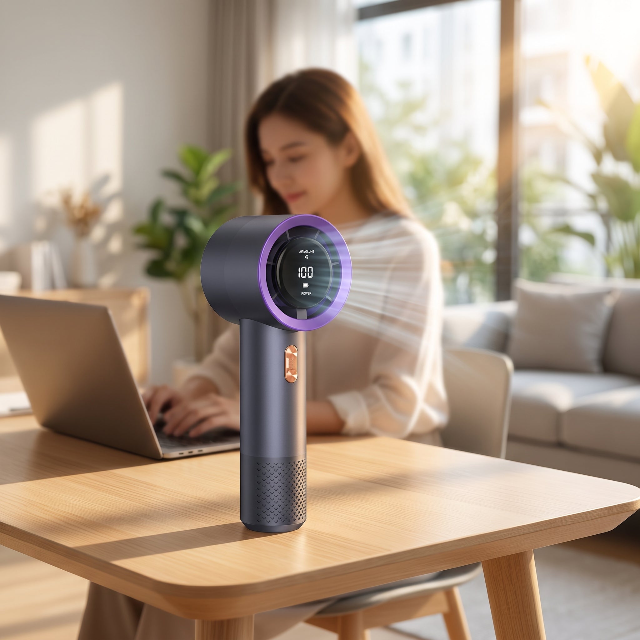 Kompakte mobile Klimaanlage auf dem Schreibtisch