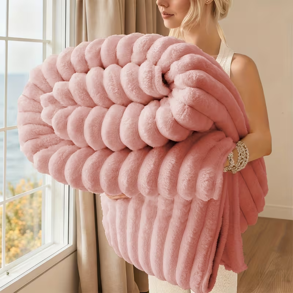 Kuscheldecke aus Kunstfell mit Rippenstruktur, Farbe: Altrosa
