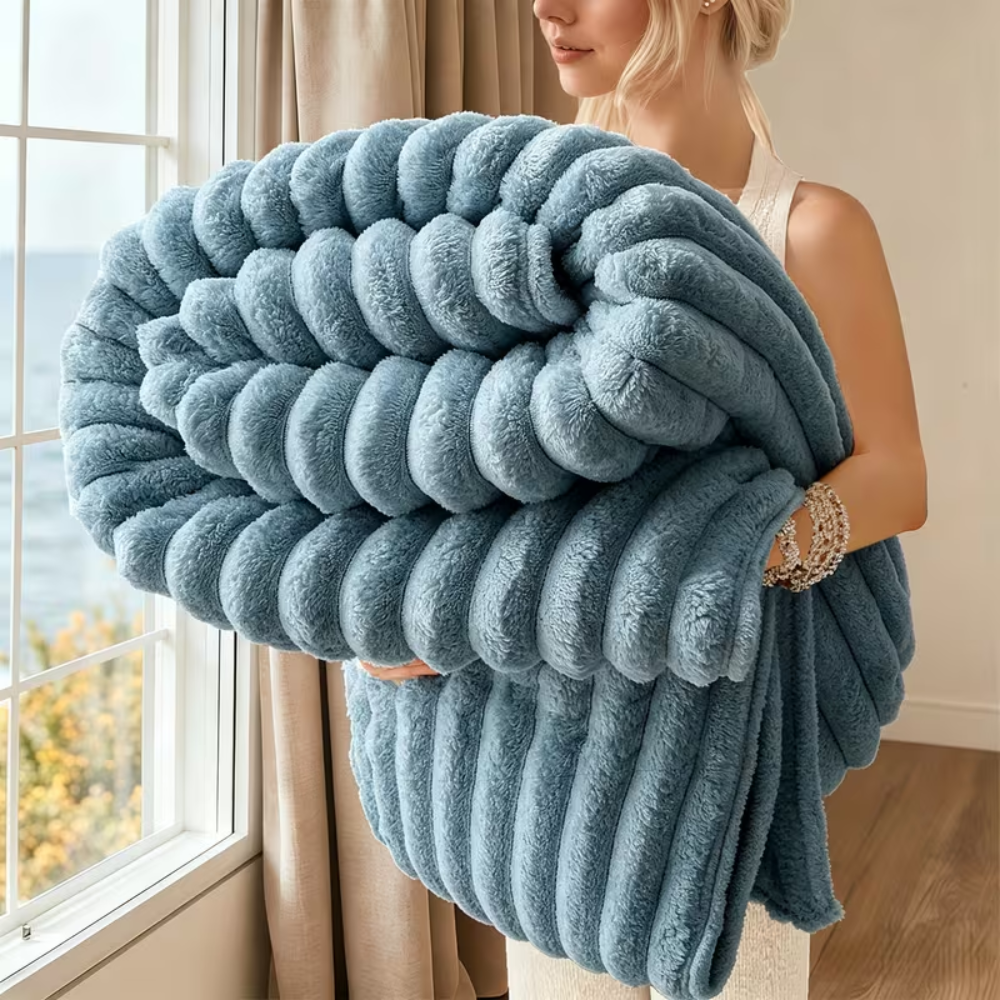 Kuscheldecke aus Kunstfell mit Rippenstruktur, Farbe: Staubblau