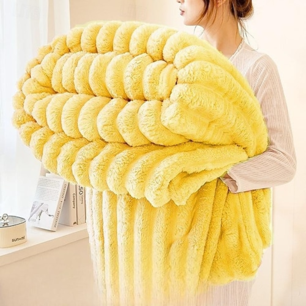 Kuscheldecke aus Kunstfell mit Rippenstruktur, Farbe: Buttergelb