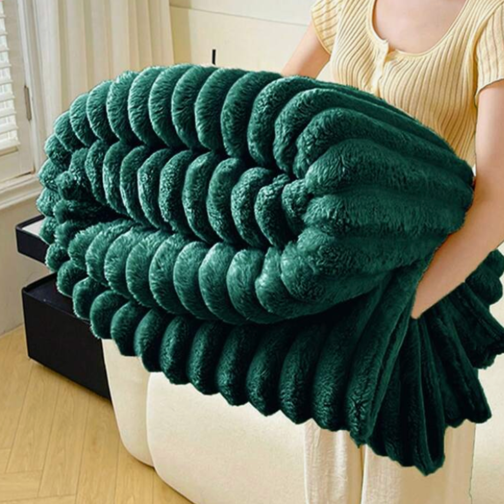 Kuscheldecke aus Kunstfell mit Rippenstruktur, Farbe: Smaragdgrün