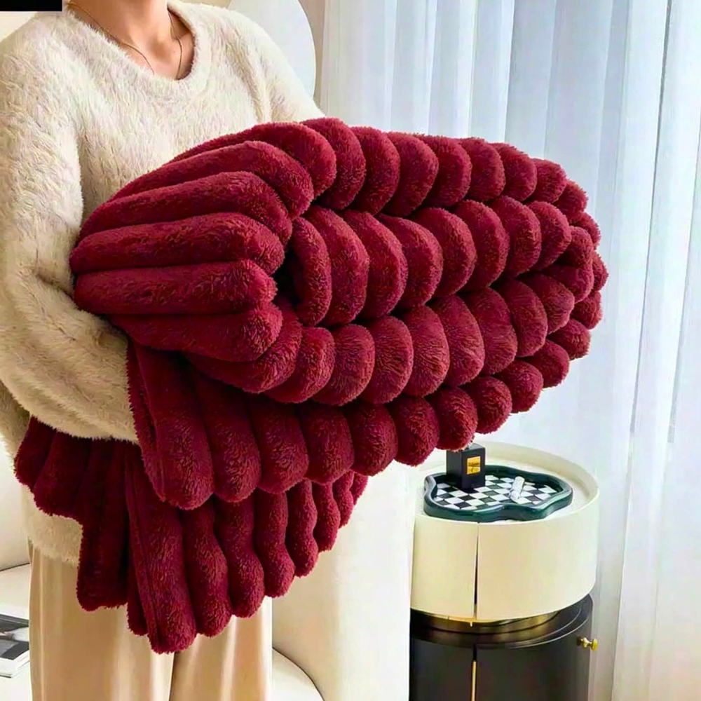 Kuscheldecke aus Kunstfell mit Rippenstruktur, Farbe: Burgunderrot