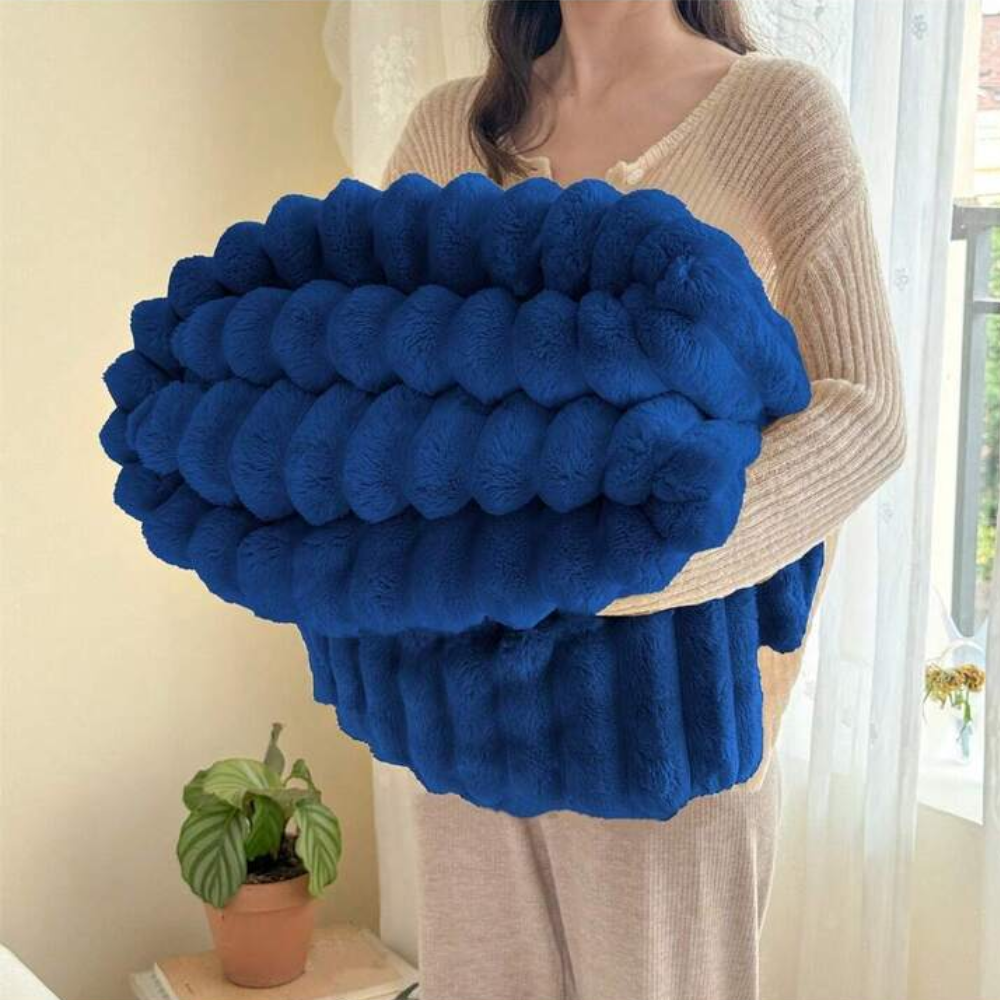 Kuscheldecke aus Kunstfell mit Rippenstruktur, Farbe: Königsblau