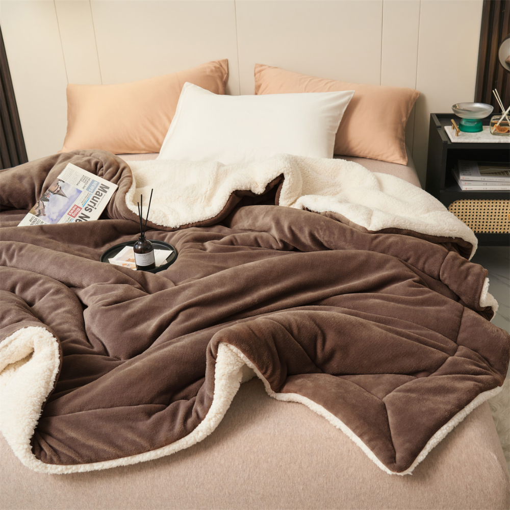 Braune Elissia Kuscheldecke fürs Sofa mit cremefarbener Sherpa-Seite