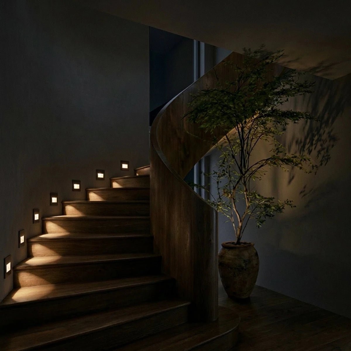 Wendeltreppe bei Nacht mit LED Treppenbeleuchtung an jeder Stufe