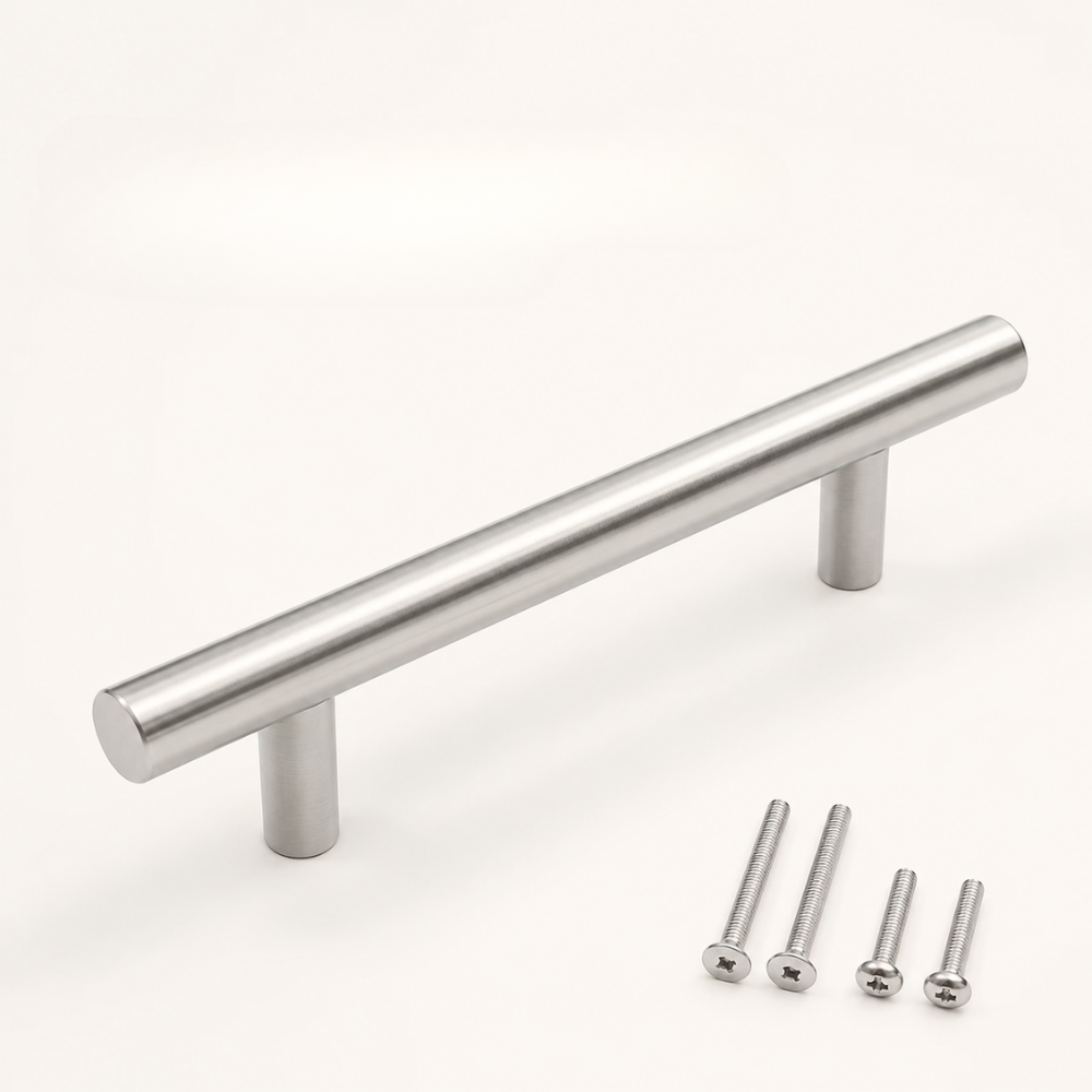 T-Bar Möbelgriff Edelstahl in Silber mit Schrauben auf hellem Hintergrund