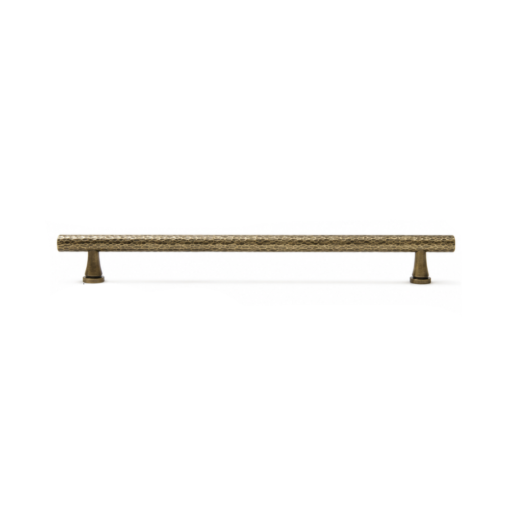 Gehämmerter Möbelgriff in Messingoptik, Lochabstand 224 mm, Länge 27 cm, auf weißem Hintergrund