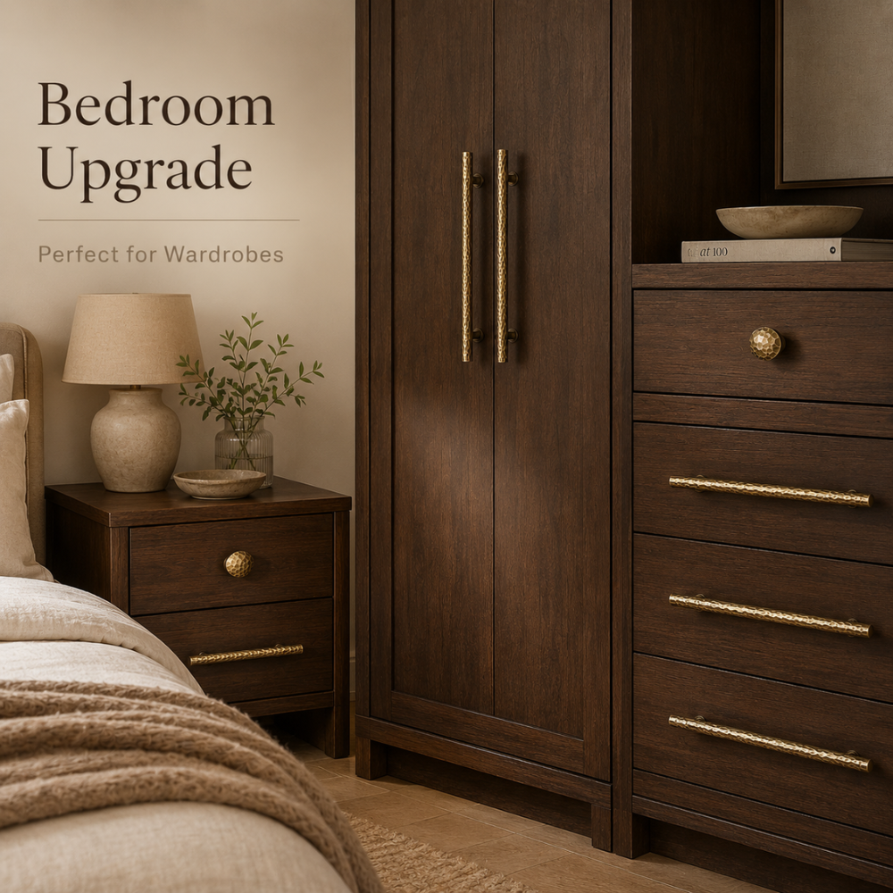 Schlafzimmer mit Kleiderschrank und Kommode mit gehämmerten Griffen