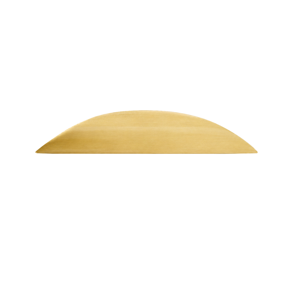 Geschwungener Möbelgriff Gold in Messingoptik, Lochabstand 64 mm, Länge 12,5 cm, auf weißem Hintergrund