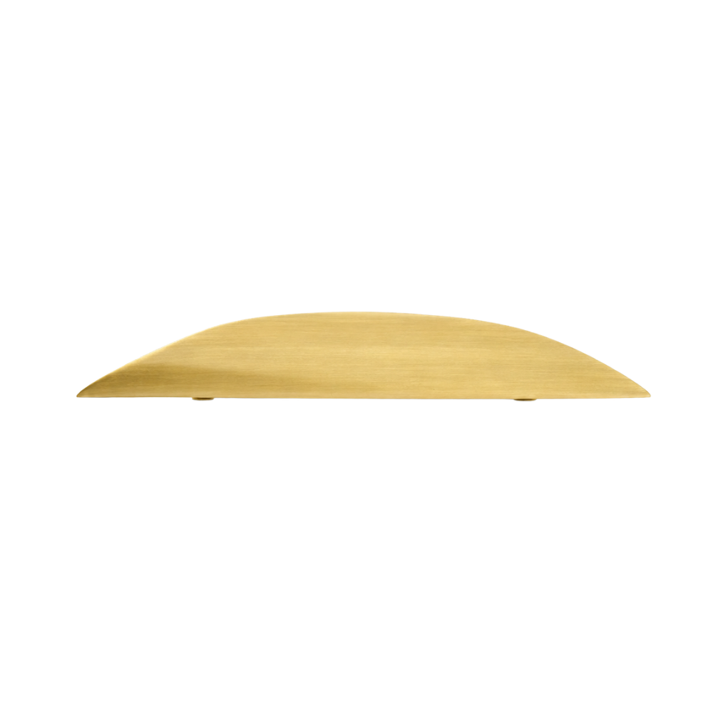 Geschwungener Möbelgriff Gold in Messingoptik, Lochabstand 96 mm, Länge 17 cm, auf weißem Hintergrund